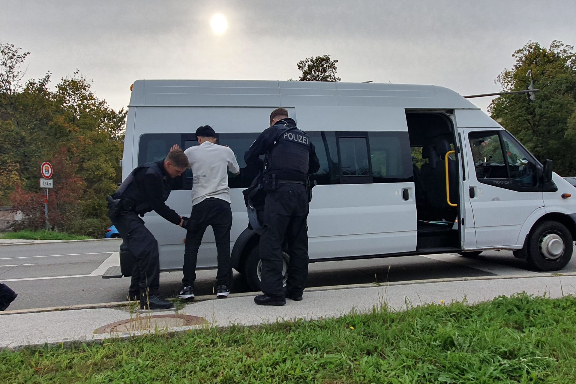 Der Schleuser wird von Beamten der Bundespolizei Freilassing kontrolliert.