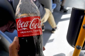 Flasche Coca-Cola (Archivbild): Seit September ist der Preis für das Getränk um rund 13 Prozent gestiegen.