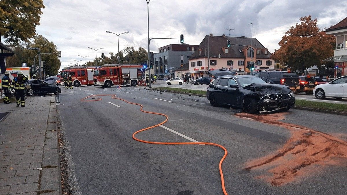 Auch das zweite am Unfall beteiligte Auto ist schwer beschädigt.