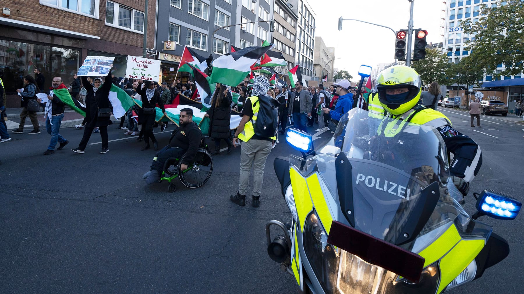 Düsseldorf: 2.000 Teilnehmer Bei Pro-Palästina-Demo Ziehen Zum NRW-Landtag