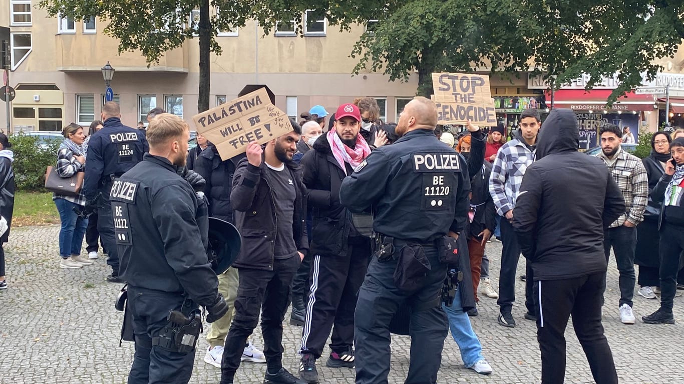 Trotz Polizeiverbot versammelten sich viele Menschen in Neukölln, um zu protestieren.