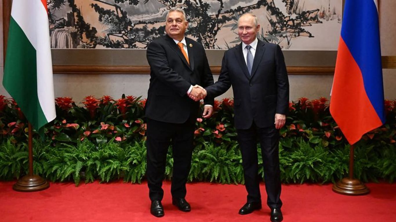 Er sorgt für Kopfzerbrechen in der EU: Viktor Orbán trifft Wladimir Putin in Peking.