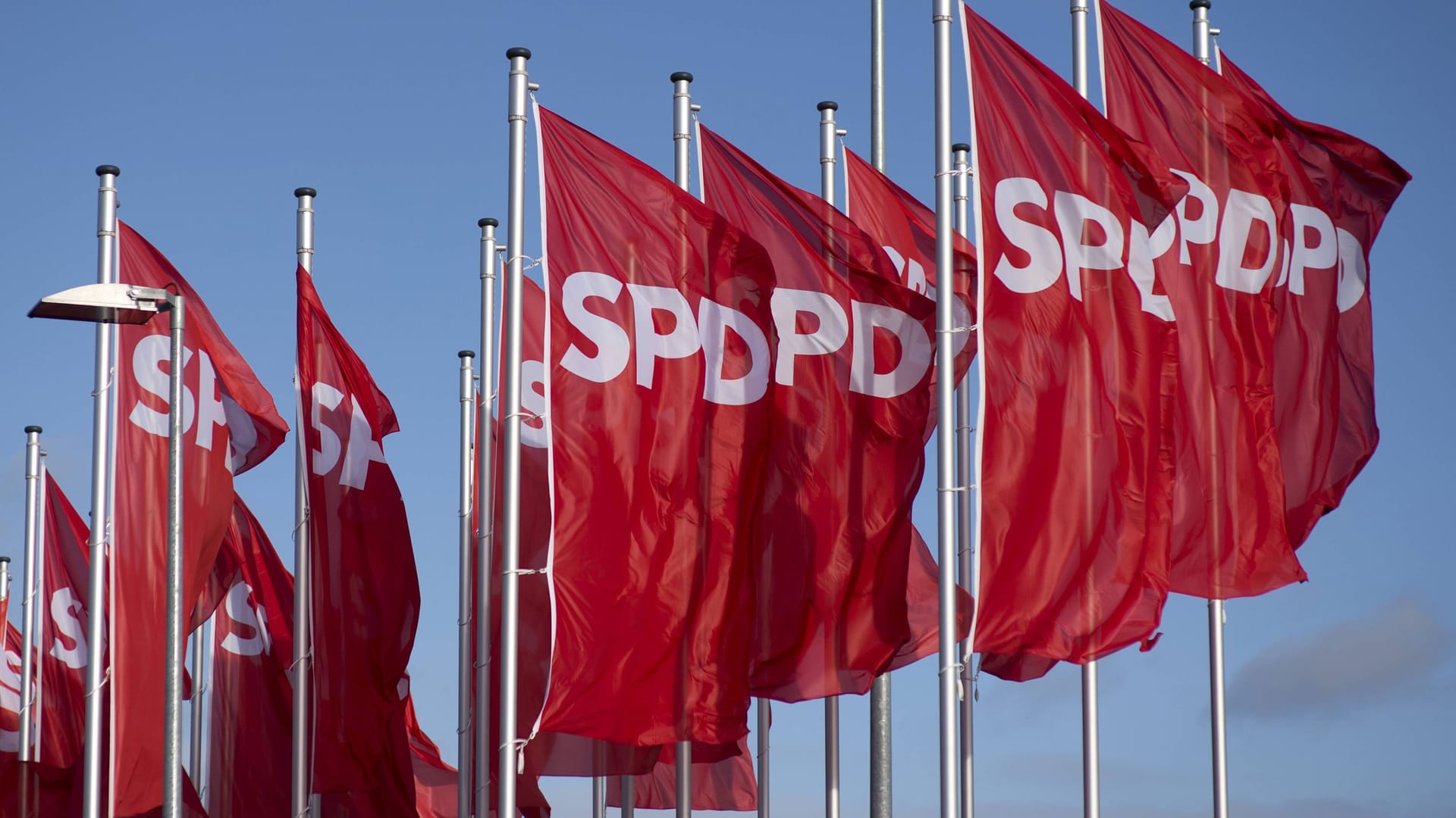 Flaggen der SPD im Wind (Symbolfoto): Unter den Genossen geht es manchmal stürmisch zu.