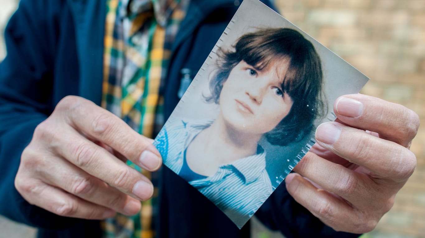 Der Vater von Frederike hält ein Foto seiner Tochter ins Bild: Die 17-Jährige aus Hambühren wurde 1981 ermordet.