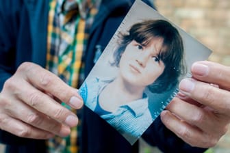 Der Vater von Frederike hält ein Foto seiner Tochter ins Bild: Die 17-Jährige aus Hambühren wurde 1981 ermordet.