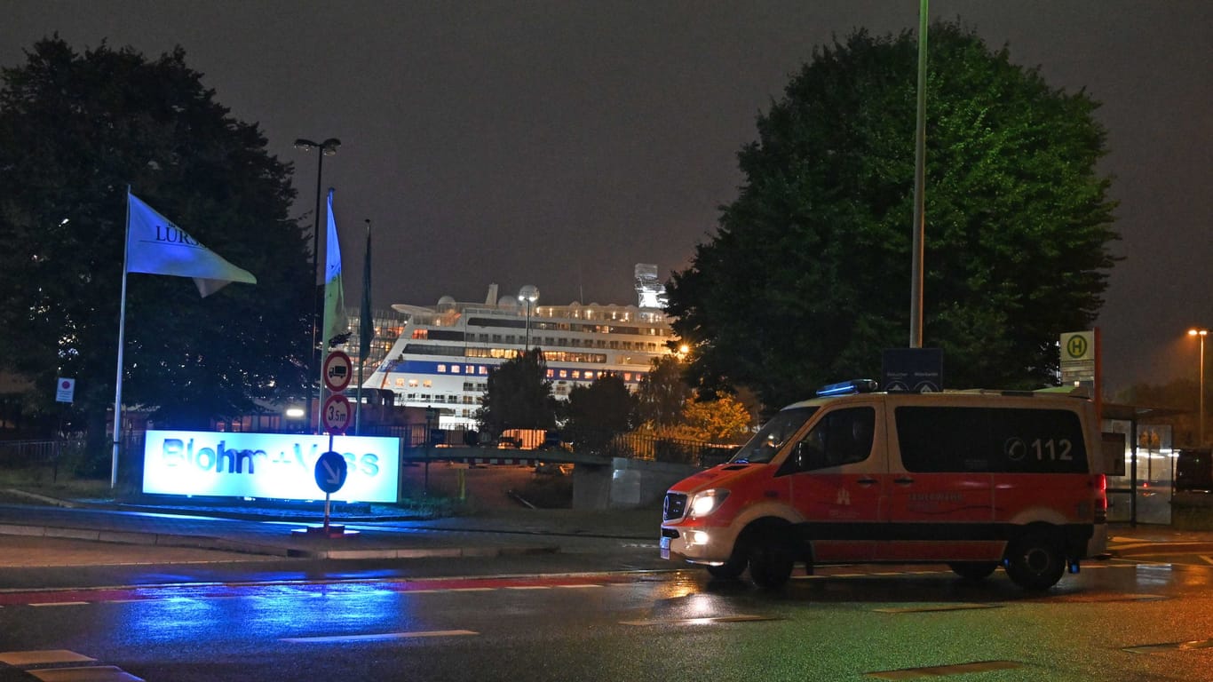 Ein Feuerwehrfahrzeug auf dem Gelände der Hamburger Werft Blohm + Voss: Auf dem Kreuzfahrtschiff "AIDAsol" war am Freitagabend ein Feuer ausgebrochen.