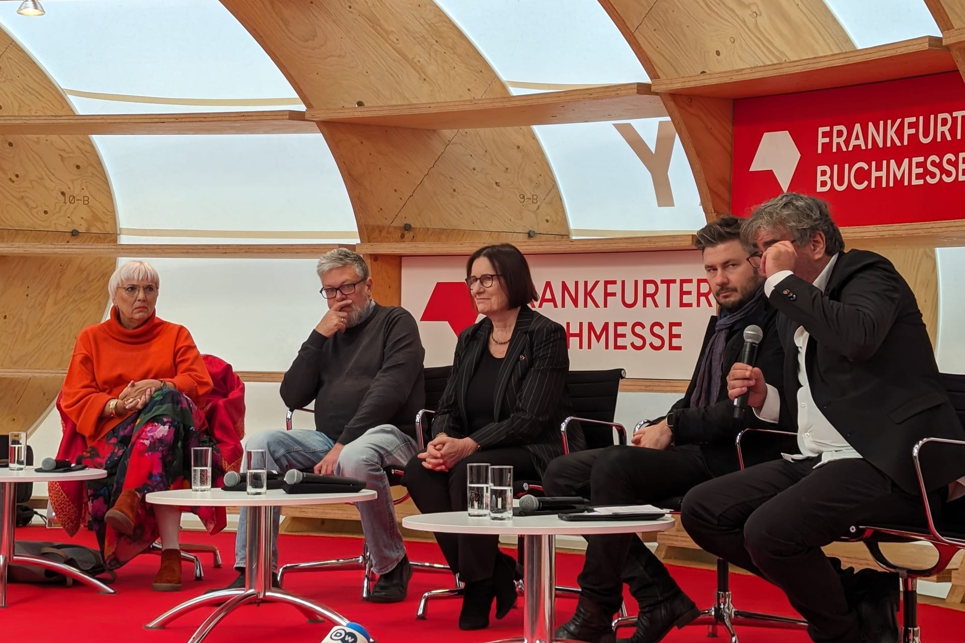 Frankfurter Buchmesse 2023 (vlnr): Claudia Roth, Michail Schischkin (Schriftsteller), Irina Scherbakowa (Historikerin und Friedensnobelpreisträgerin), Dmitry Gluchowsky (Schriftsteller), Deniz Yücel (Moderator)