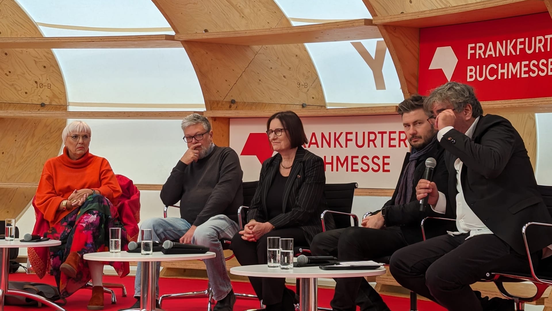 Frankfurter Buchmesse 2023 (vlnr): Claudia Roth, Michail Schischkin (Schriftsteller), Irina Scherbakowa (Historikerin und Friedensnobelpreisträgerin), Dmitry Gluchowsky (Schriftsteller), Deniz Yücel (Moderator)