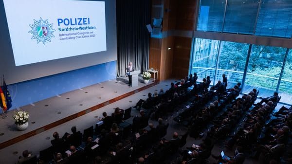 Düsseldorf: Herbert Reul (CDU), Innenminister von Nordrhein-Westfalen, spricht beim Kongress zur Bekämpfung der Clankriminalität im Innenministerium.