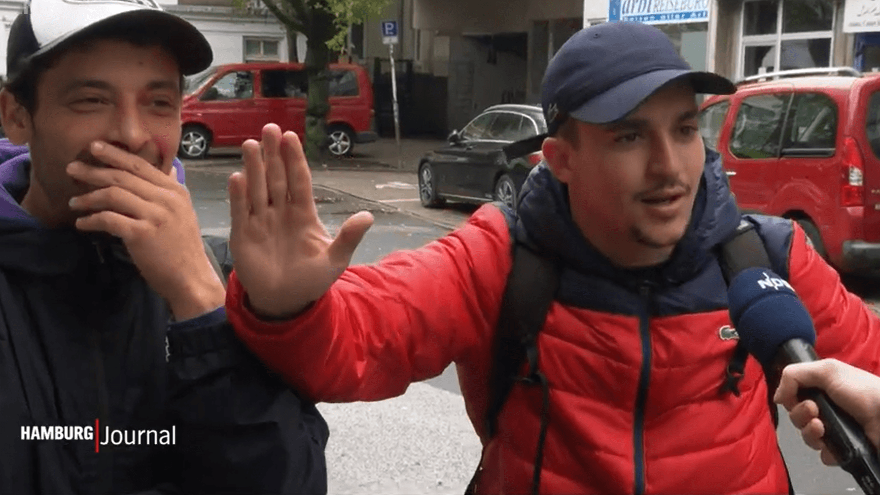 Zwei Männer drücken ebenfalls ihre Unterstützung für die Hamas aus.