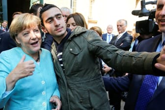 Im September 2015 machte Kanzlerin Merkel Selfies mit syrischen Flüchtlingen.