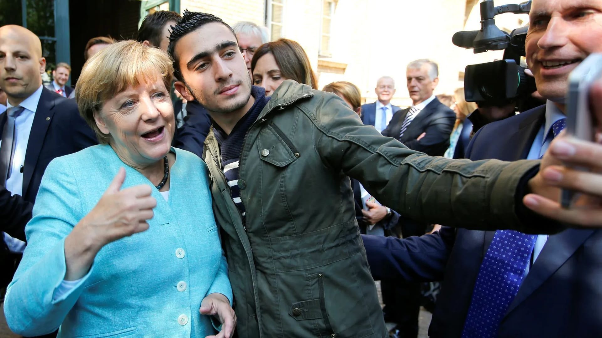 Im September 2015 machte Kanzlerin Merkel Selfies mit syrischen Flüchtlingen.