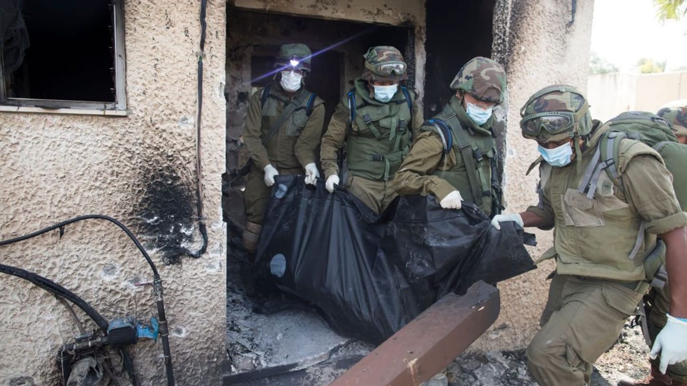 Israelische Soldaten tragen eine Leiche aus einem Haus: "Unsere Feinde haben gespürt, dass wir schwach sind"