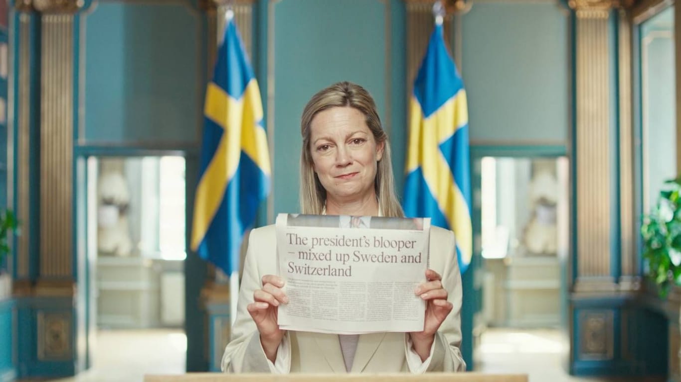 Ein Foto der Werbekampagne "Visit Sweden": "Ein Patzer des Präsidenten – Verwechslung von Schweden und der Schweiz", steht auf der Zeitung.