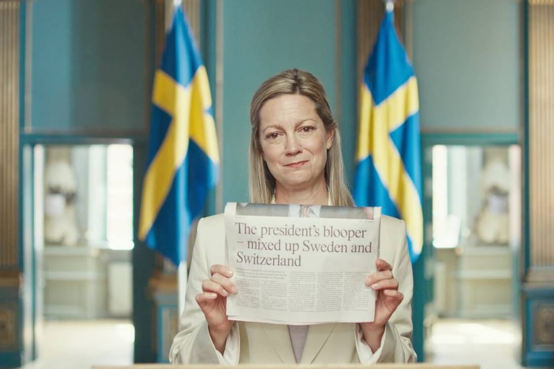 Ein Foto der Werbekampagne "Visit Sweden": "Ein Patzer des Präsidenten – Verwechslung von Schweden und der Schweiz", steht auf der Zeitung.