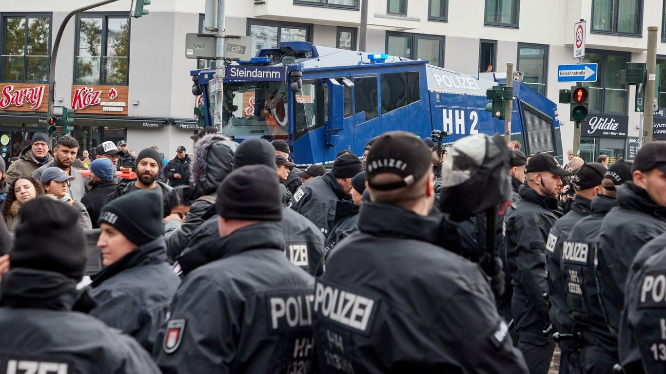 Polizisten und ein Wasserwerfer stehen auf dem Steindamm in Hamburg: Die pro-palästinensische Demonstration war verboten worden.