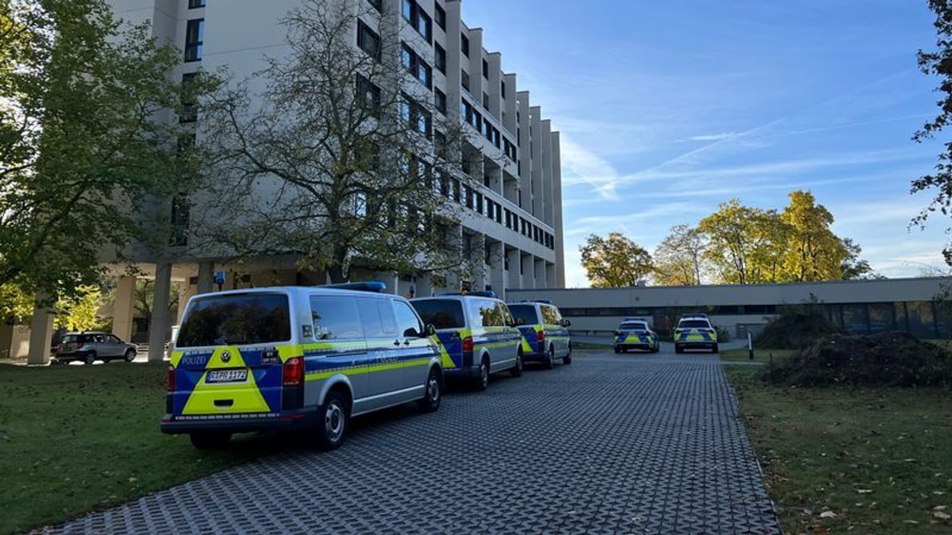Polizeiautos stehen vor einer Schule in Regensburg: Schnell gab es Entwarnung.