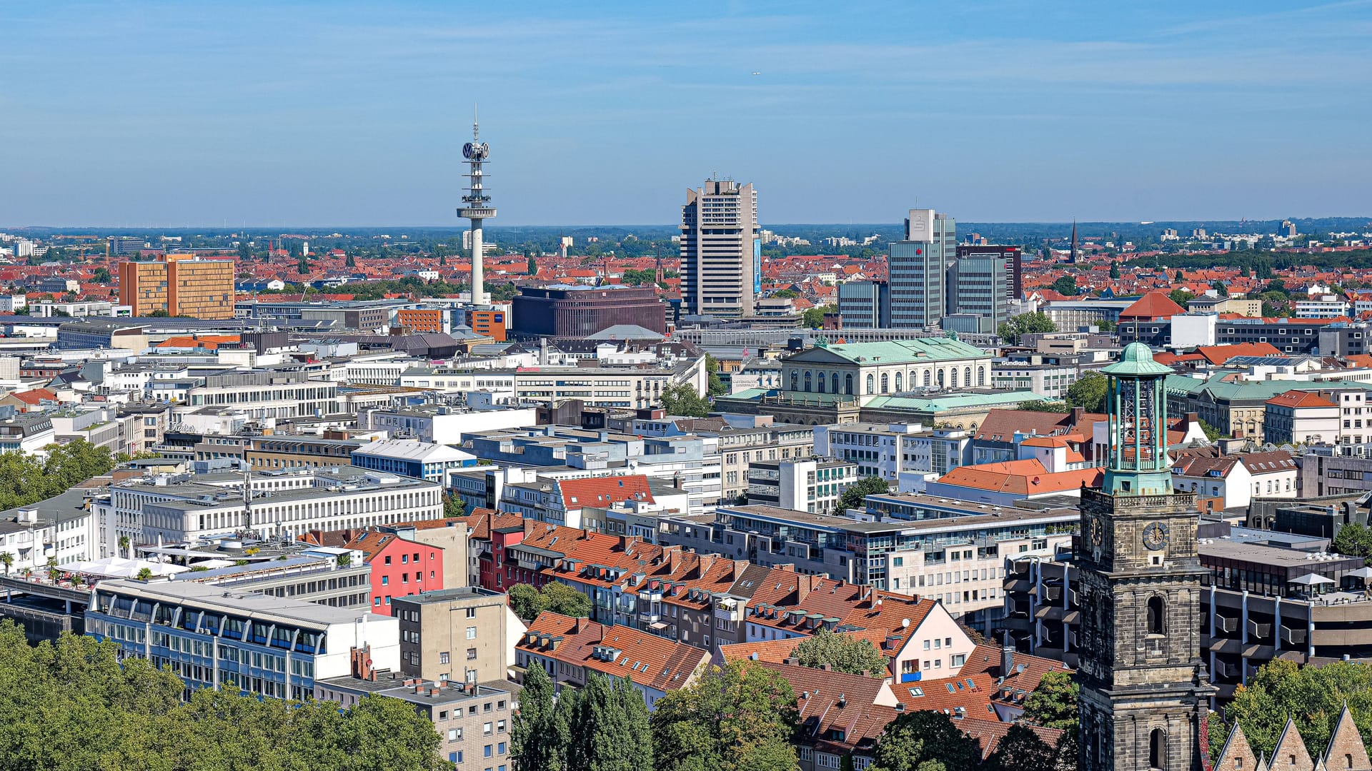 Hannover von oben (Symbolbild): In der niedersächsischen Landeshauptstadt soll es institutionellen Antiziganismus gegeben haben. Hannover von oben (Symbolbild): In der niedersächsischen Landeshauptstadt soll es institutionellen Antiziganismus gegeben haben.