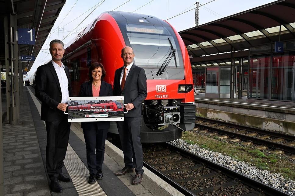 Freuen sich über den Start der neuen Züge beim Franken-Thüringen-Express: (von links) Hansrüdiger Fritz, Vorsitzender der Regionalleitung DB Regio Bayern, Bärbel Fuchs, Geschäftsführerin der Bayerischen Eisenbahngesellschaft, und Dr. Elmar Zeiler, Leiter des Bereich Nahverkehrs- und Regionalzüge bei Siemens Mobility.