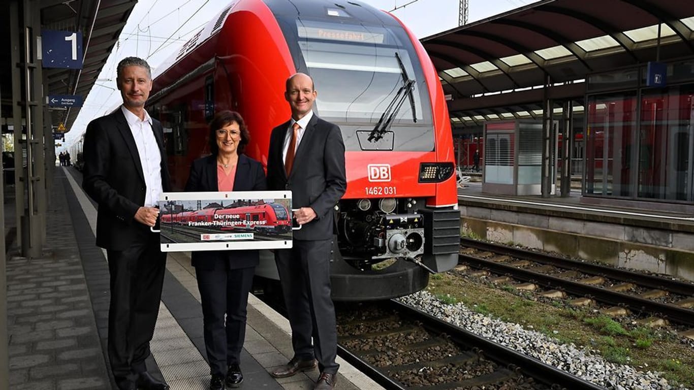 Freuen sich über den Start der neuen Züge beim Franken-Thüringen-Express: (von links) Hansrüdiger Fritz, Vorsitzender der Regionalleitung DB Regio Bayern, Bärbel Fuchs, Geschäftsführerin der Bayerischen Eisenbahngesellschaft, und Dr. Elmar Zeiler, Leiter des Bereich Nahverkehrs- und Regionalzüge bei Siemens Mobility.