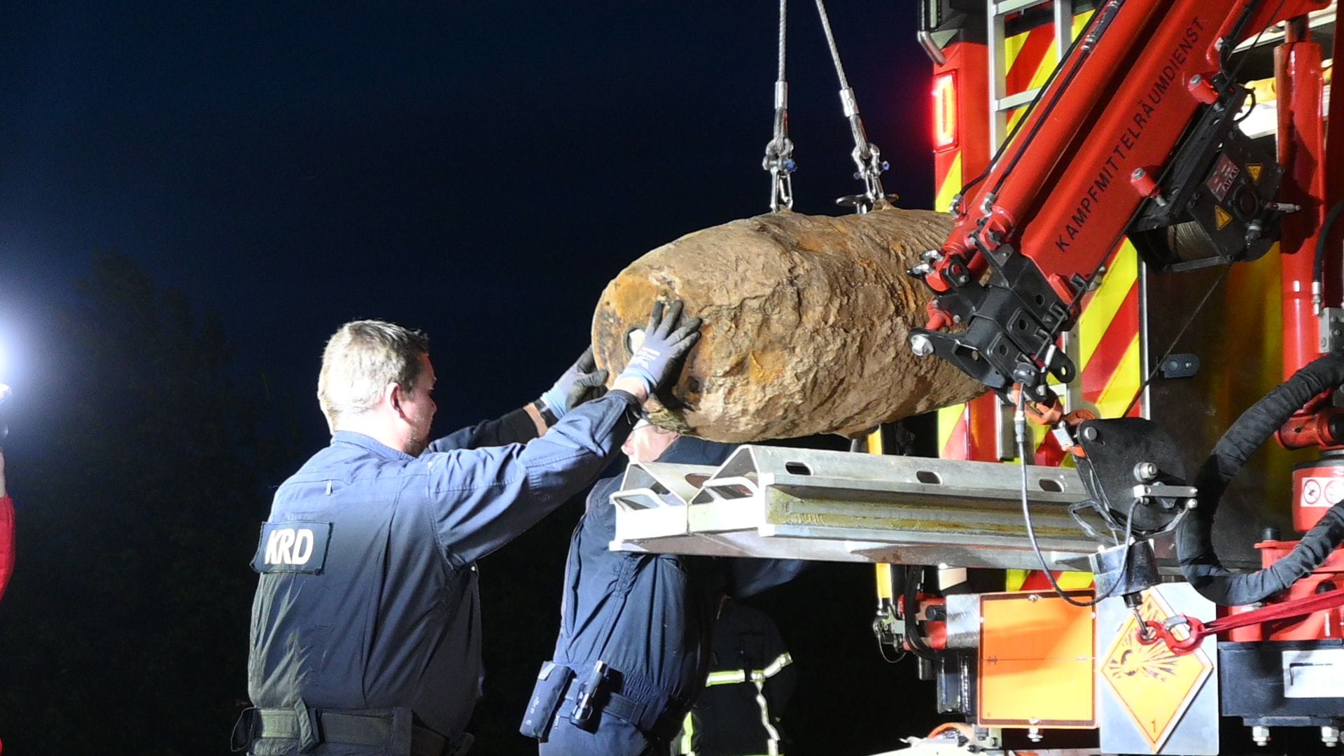 Eine Fliegerbombe aus dem Juni diesen Jahres an der Dratelnstraße in Wilhelmsburg (Symbolbild): Ganz in der Nähe wurde nun erneut eine alte Bombe gefunden. Eine Fliegerbombe aus dem Juni diesen Jahres an der Dratelnstraße in Wilhelmsburg (Symbolbild): Ganz in der Nähe wurde nun erneut eine alte Bombe gefunden.