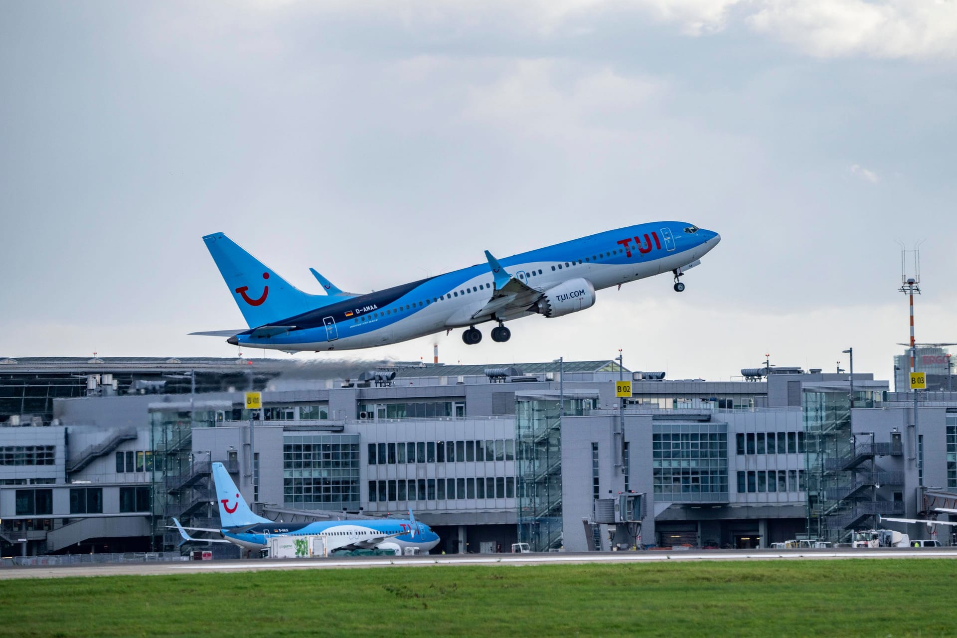 TuiFly-Maschine in Düsseldorf beim Start (Archivfoto): Die Passagiere eines Fliegers der Airline erlebten einen ungewöhnlichen Flug.