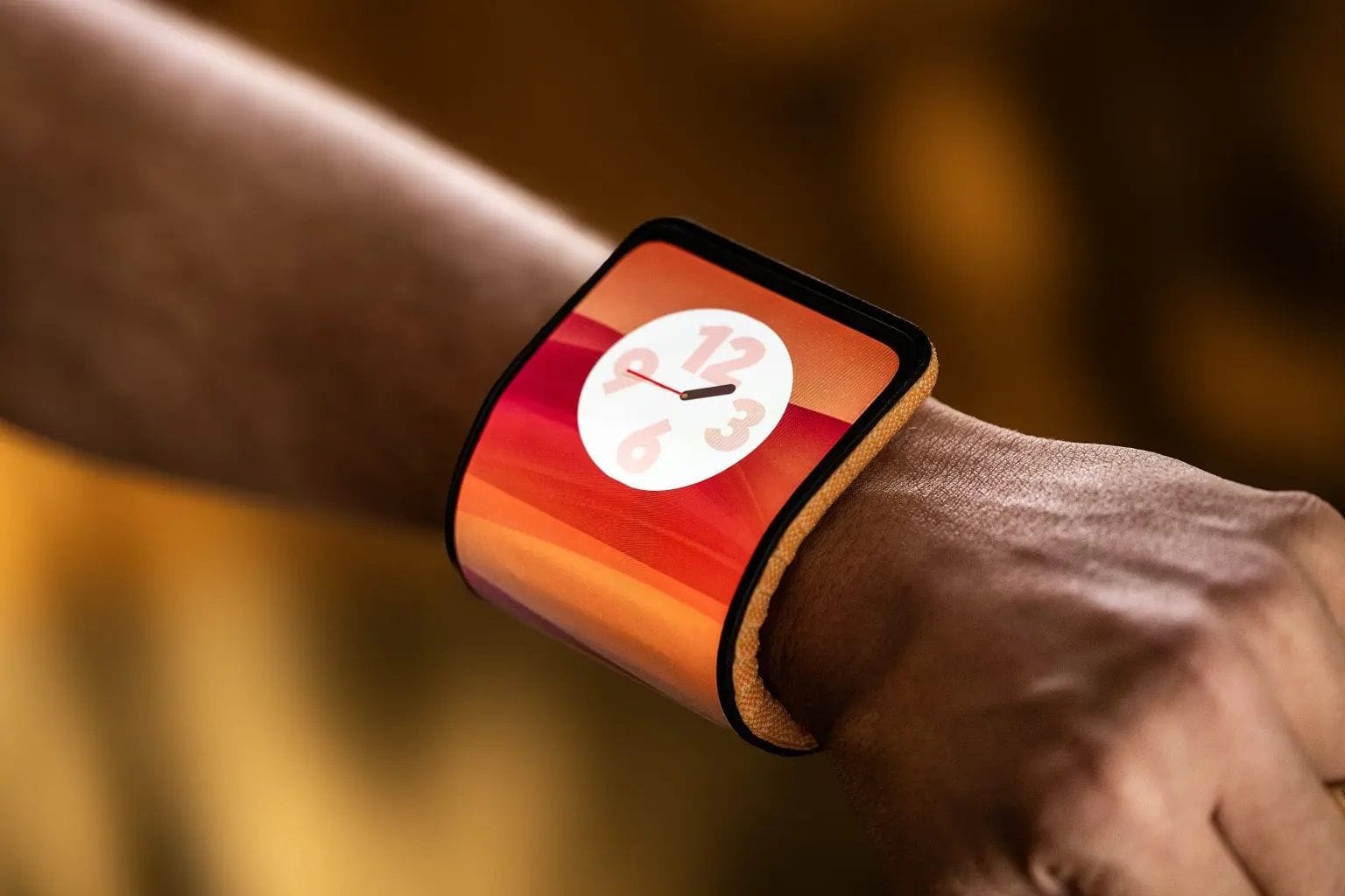 Handy am Handgelenk: Motorolas Konzept-Smartphone soll zeigen, was mit KI und anpassbaren Displays möglich ist.