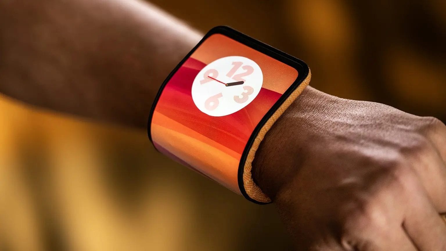 Handy am Handgelenk: Motorolas Konzept-Smartphone soll zeigen, was mit KI und anpassbaren Displays möglich ist. Handy am Handgelenk: Motorolas Konzept-Smartphone soll zeigen, was mit KI und anpassbaren Displays möglich ist.