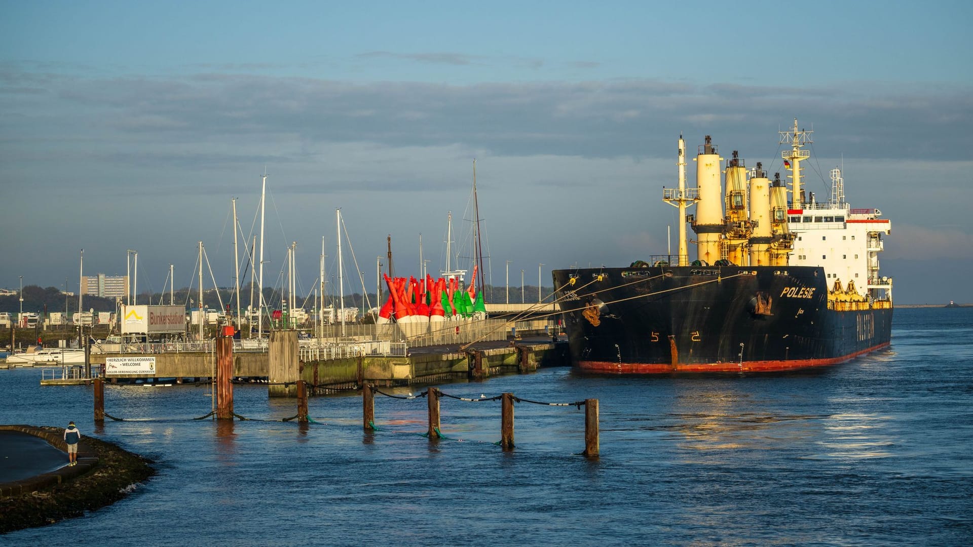 Das Frachtschiff "Polesie" liegt im Hafen: Infolge des Zusammenstoßes mit der "Polesie" ist der Frachter "Verity" in der Nordsee gesunken.