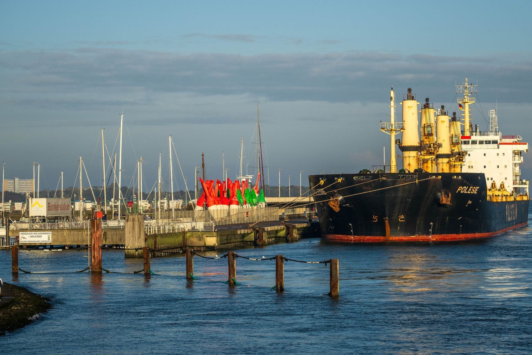 Das Frachtschiff "Polesie" liegt im Hafen: Infolge des Zusammenstoßes mit der "Polesie" ist der Frachter "Verity" in der Nordsee gesunken.