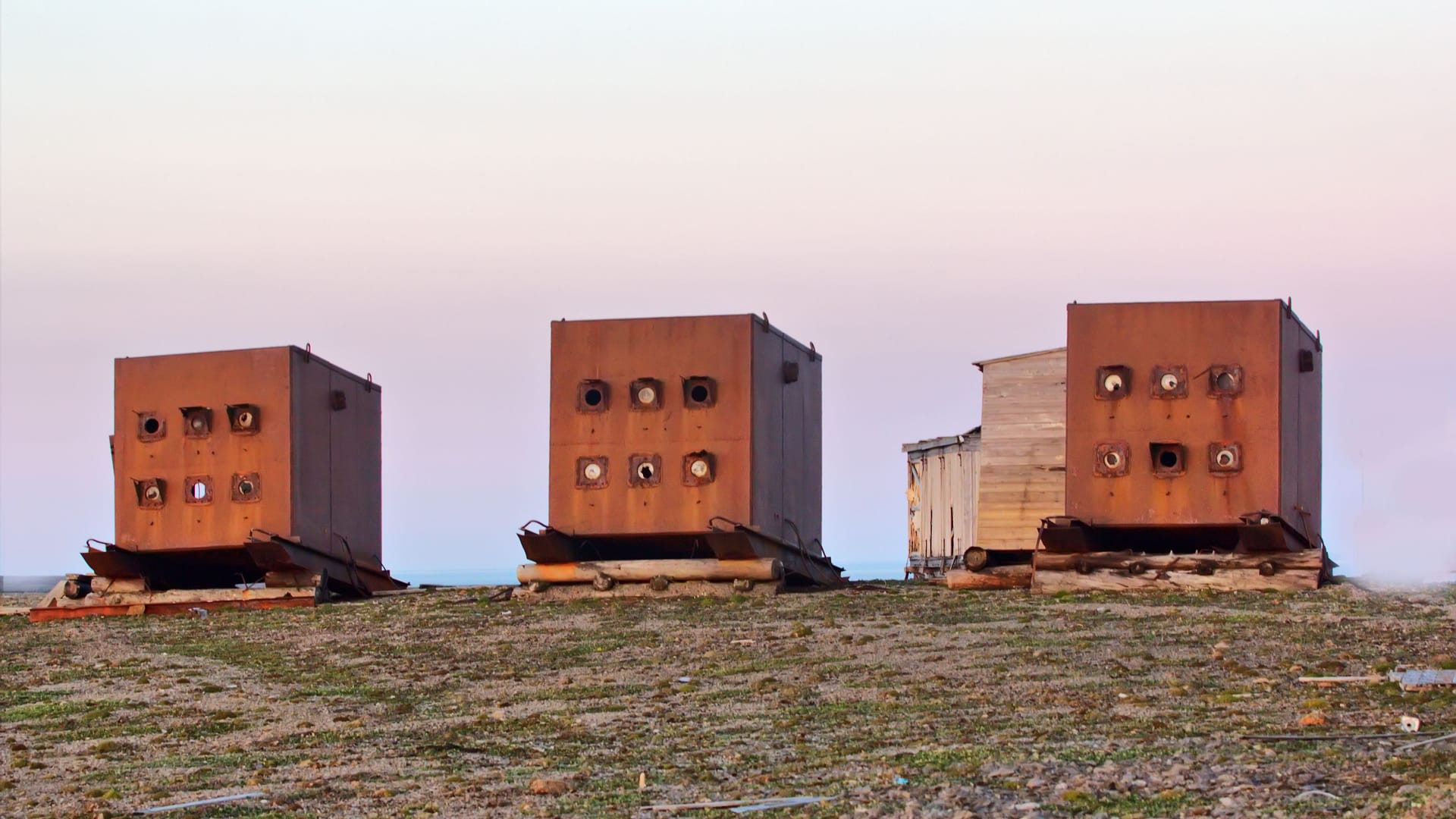 Hochbunker auf dem Archipel Nowaja Semlja im Arktischen Ozean. Das Gelände wurde von Russland für Atomwaffentests genutzt.