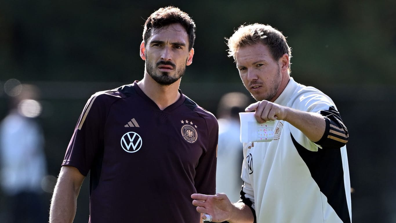 Julian Nagelsmann gibt Mats Hummels Anweisungen: Der neue Trainer wird die Nationalmannschaft taktisch verändern.