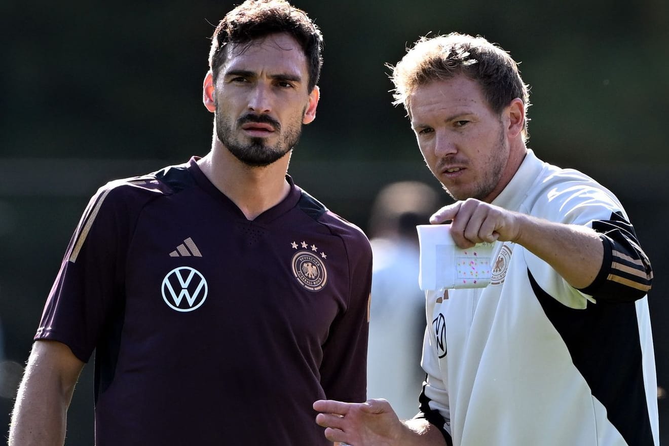 Julian Nagelsmann gibt Mats Hummels Anweisungen: Der neue Trainer wird die Nationalmannschaft taktisch verändern.