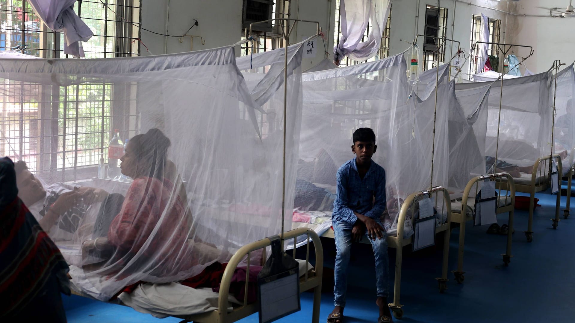 Patienten mit Denguefieber in einem Krankenhaus in Chittagong, Bangladesch (Archivbild): Dieses jahr sind an der Krankheit mehr Menschen gestorben, als in allen Jahren seit 2000 zusammen. Patienten mit Denguefieber in einem Krankenhaus in Chittagong, Bangladesch (Archivbild): Dieses jahr sind an der Krankheit mehr Menschen gestorben, als in allen Jahren seit 2000 zusammen.