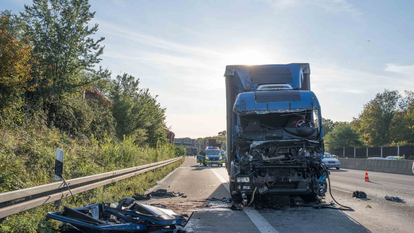 A1 bei Köln-Bocklemünd: Der demolierte Lkw steht auf der gesperrten Autobahn.