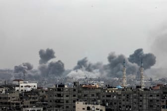 Rauch steigt über Gaza auf: Die israelische Armee verübt Luftschläge auf das palästinensisch bewohnte Gebiet,