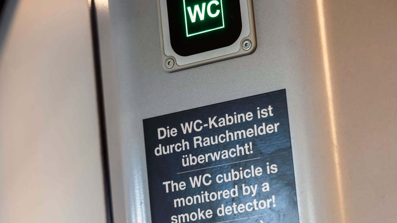 Ein Hinweisschild an einer Zugtoilette macht auf ein Rauchverbot aufmerksam: Dieses hat der Schüler missachtet und damit einen Alarm ausgelöst.