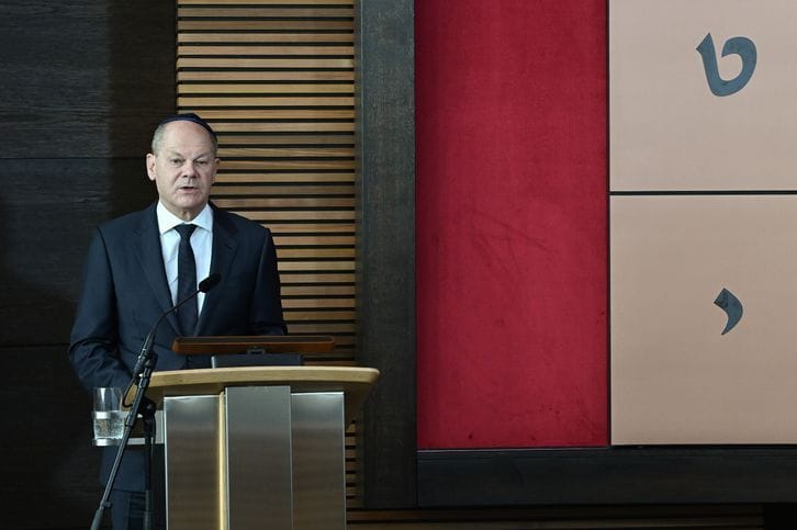 Bundeskanzler Olaf Scholz bei der Einweihung der neu erbauten Synagoge in Dessau-Roßlau.