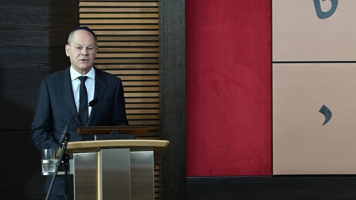 Bundeskanzler Olaf Scholz bei der Einweihung der neu erbauten Synagoge in Dessau-Roßlau.