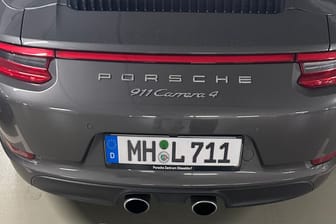 Dieser Porsche 911 wurde in der Nacht zu Donnerstag in Mülheim geklaut: Die Polizei bittet um Mithilfe.