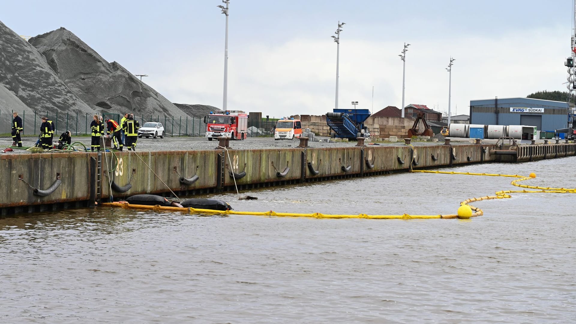 Einsatzkräfte an der Unglücksstelle: In den kommenden Tagen soll ein Spezialkran das Schiff bergen.