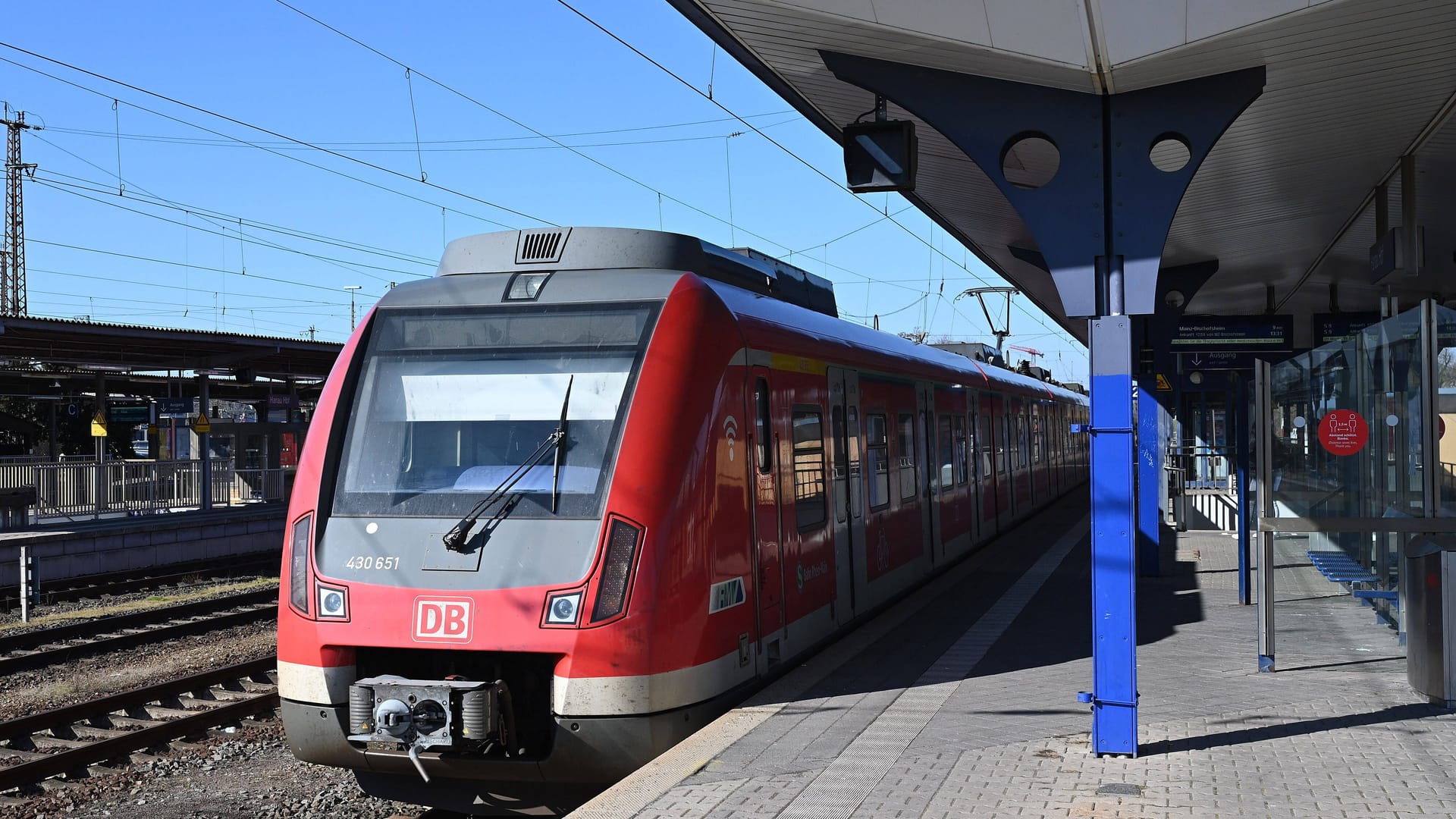 Regionalzug am Gleis (Symbolfoto): In Sachsen kommt es wegen Bauarbeiten zu mehreren Zugausfällen.