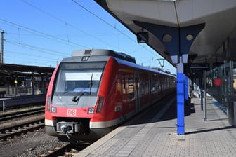 Regionalzug am Gleis (Symbolfoto): In Sachsen kommt es wegen Bauarbeiten zu mehreren Zugausfällen.