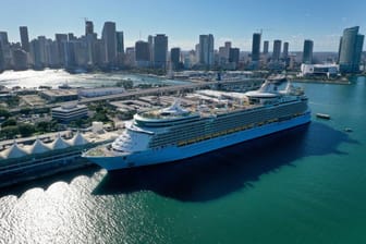 Ein Kreuzfahrtschiff liegt im Hafen von Miami (US-Bundesstaat Florida): Auf Kreuzfahrten können Passagiere erstaunliche Vorteile einheimsen.