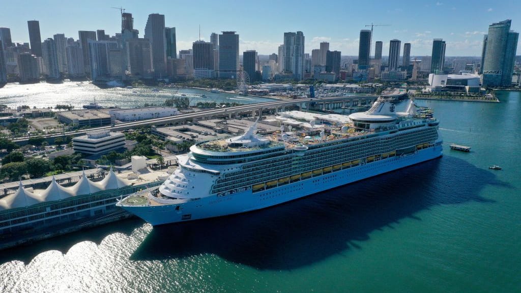 Ein Kreuzfahrtschiff liegt im Hafen von Miami (US-Bundesstaat Florida): Auf Kreuzfahrten können Passagiere erstaunliche Vorteile einheimsen.