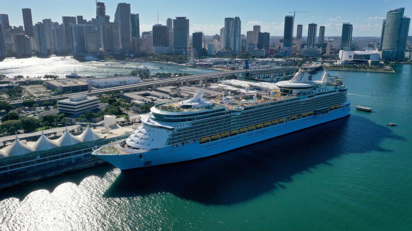Ein Kreuzfahrtschiff liegt im Hafen von Miami (US-Bundesstaat Florida): Auf Kreuzfahrten können Passagiere erstaunliche Vorteile einheimsen.
