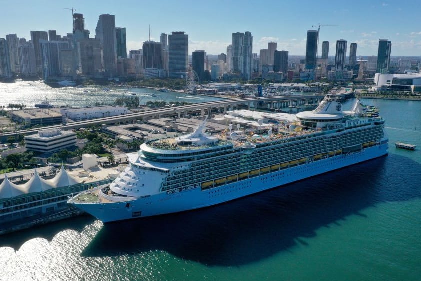 Ein Kreuzfahrtschiff liegt im Hafen von Miami (US-Bundesstaat Florida): Auf Kreuzfahrten können Passagiere erstaunliche Vorteile einheimsen.