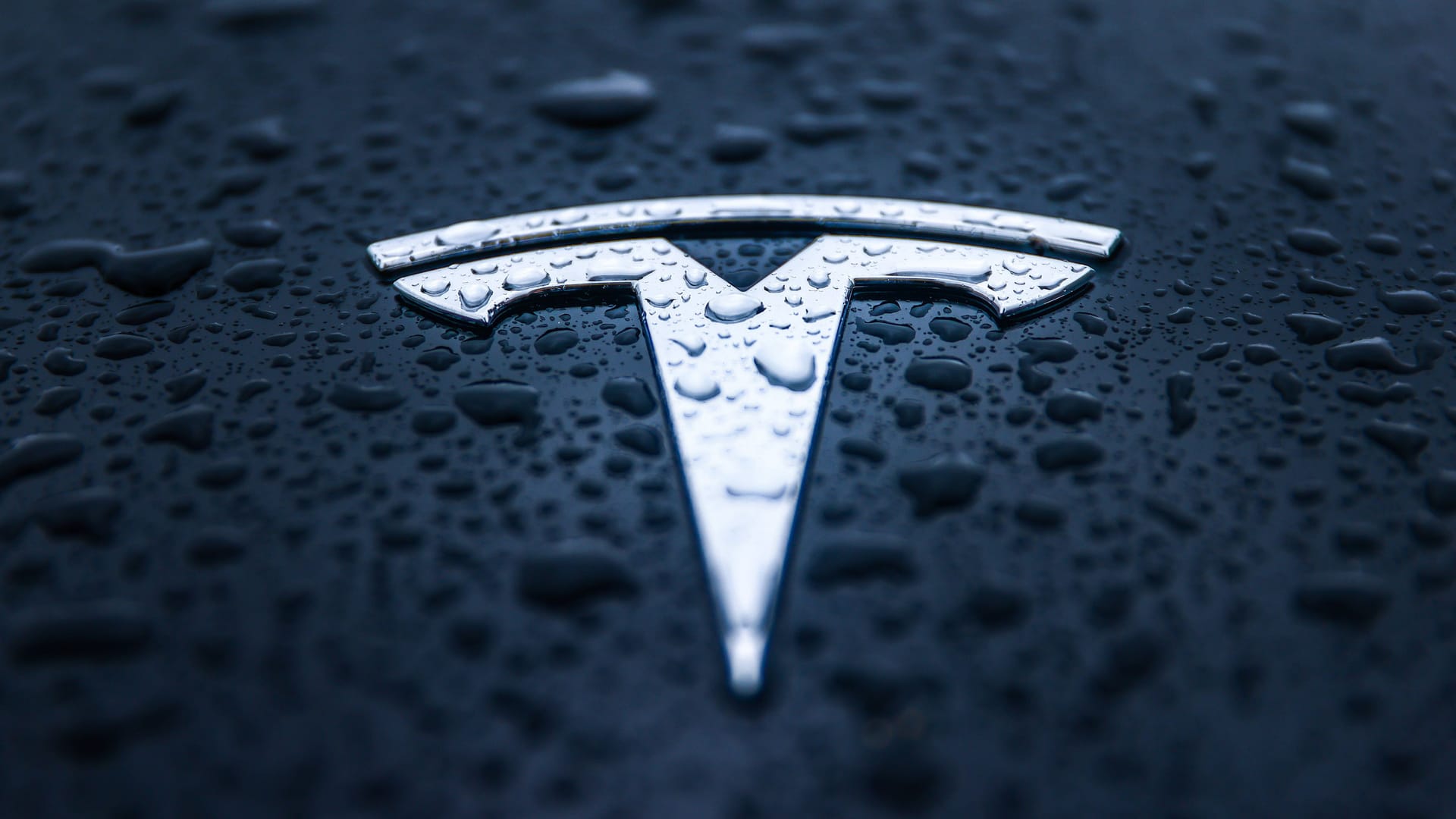 Ein Tesla im Regen: Das kann teuer enden.