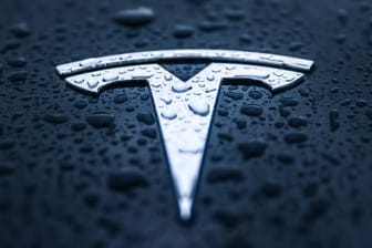 Ein Tesla im Regen: Das kann teuer enden.