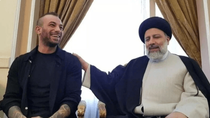 Amir Tataloo (l) und Ebrahim Raisi, Präsident des Iran (Archivbild): Tataloo unterstützt den Präsidenten des Iran. Unter ihm wurden Hunderte Menschen auf den Straßen des Landes hingerichtet.